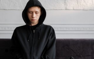 Junger Mann schaut ernst nach unten
