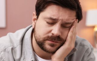 Mann mit niedergeschlagenem Blick durch Burnout