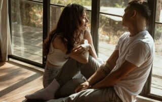 Zwei Menschen in intimer Sicherheit