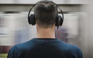 Kontrolle durch Unverbindlichkeit ausüben